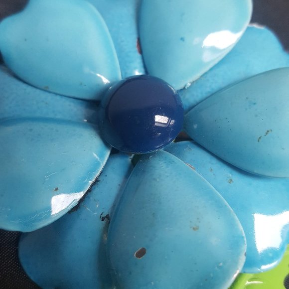 Large Vintage Metal and Enamel Flower Brooch - Picture 5 of 5